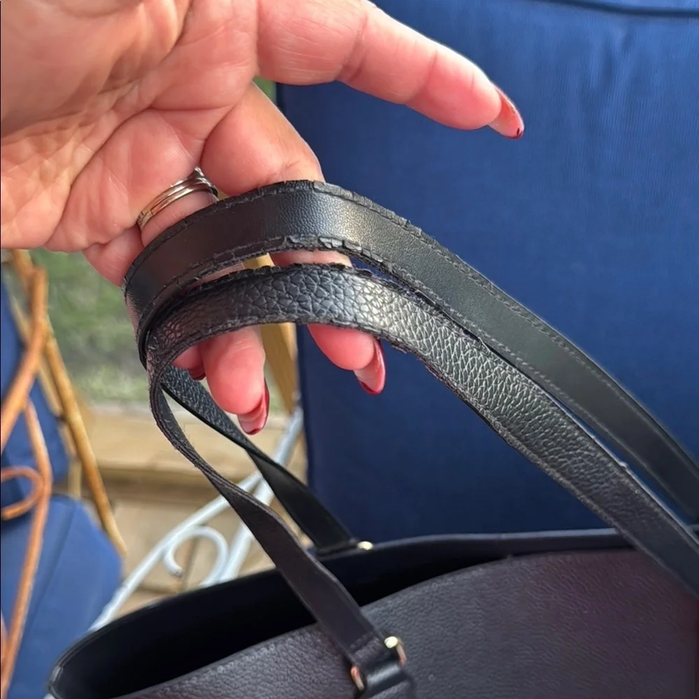 Sleek Black Leather Tote with Structured Design